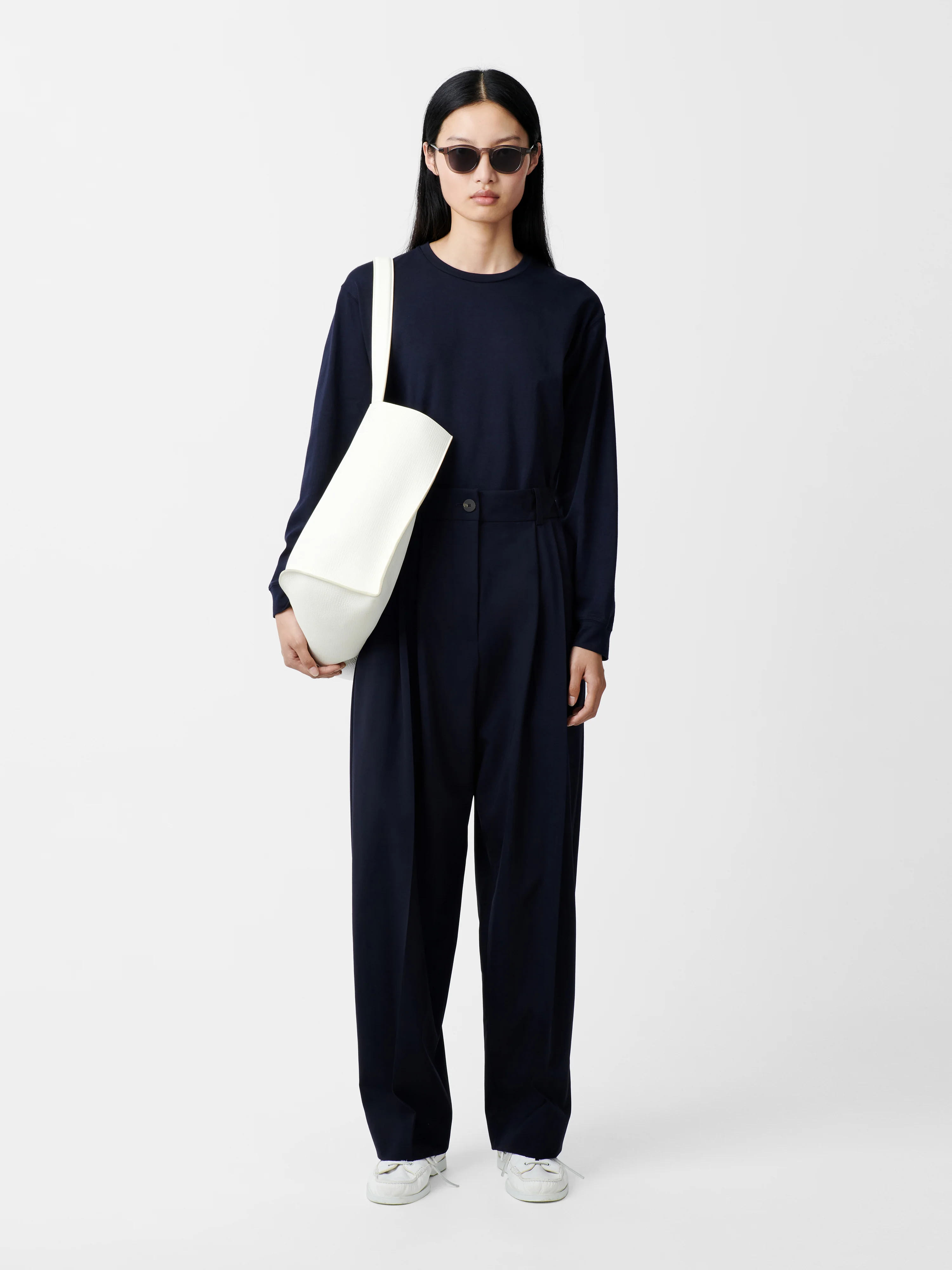 Acuna Tropical Wool Pant in Darkest Navy - Image 2