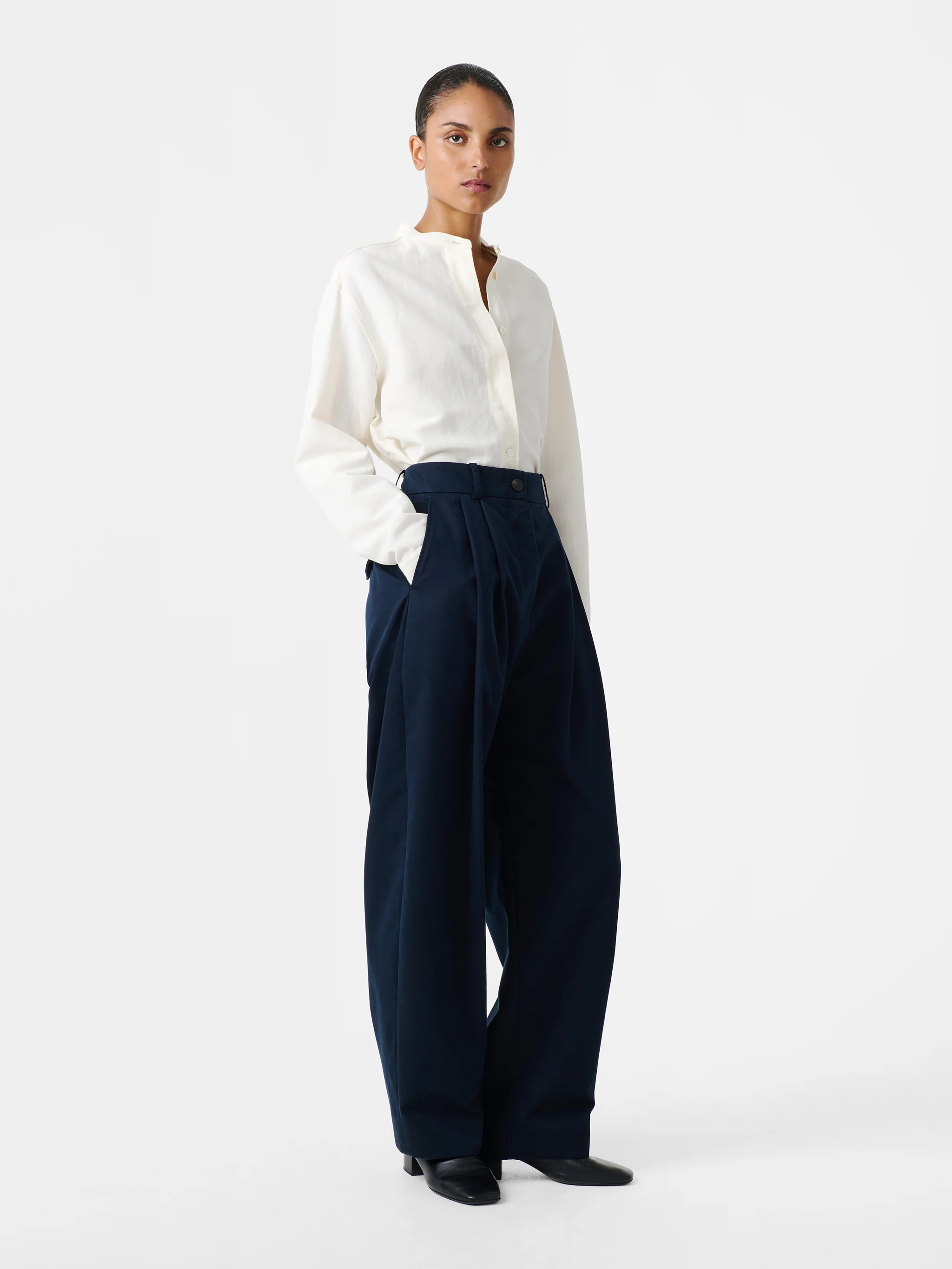 Acuna Pant in Darkest Navy - Image 2