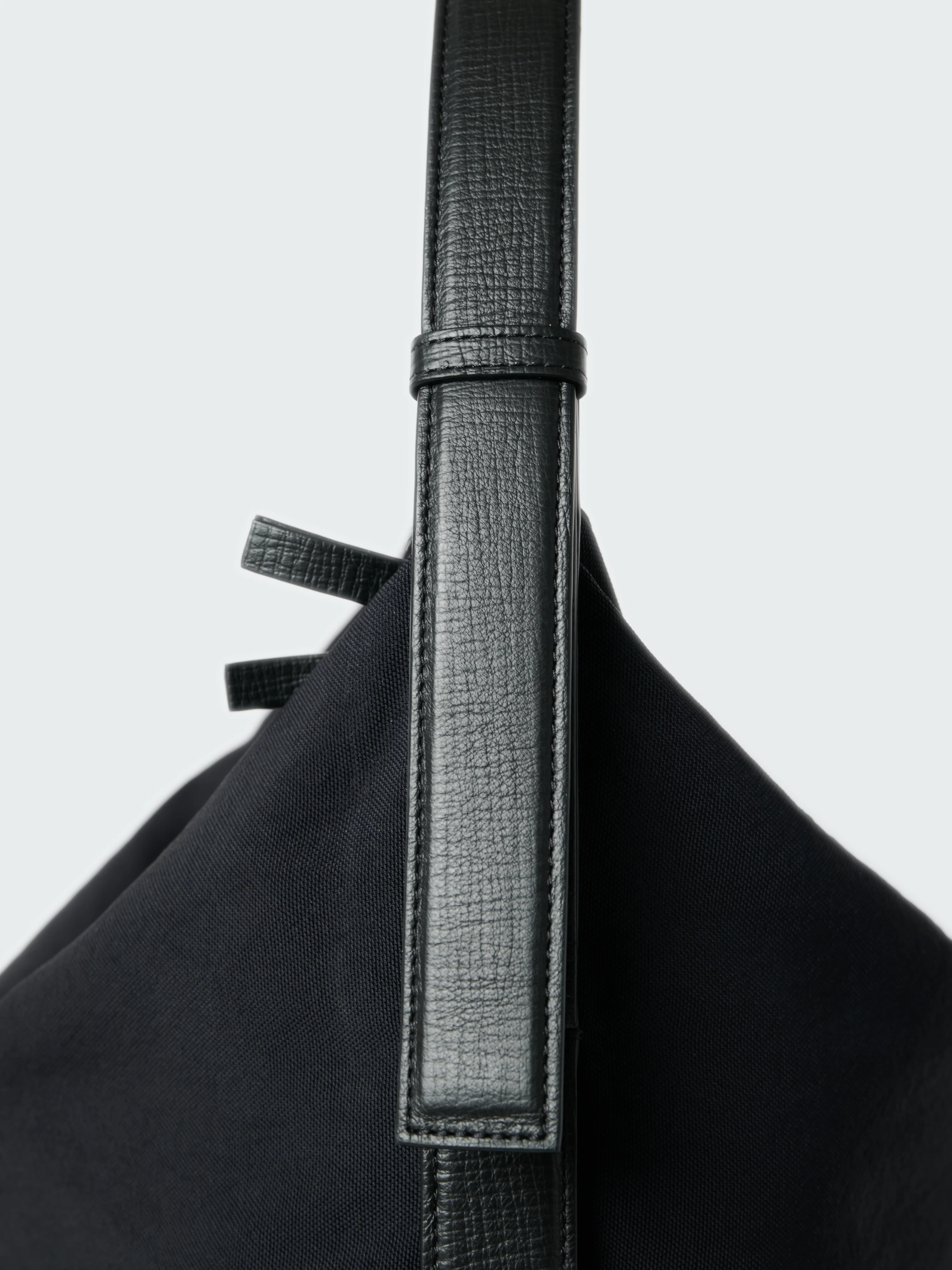 Airport Bag Medium in Black - Image 4