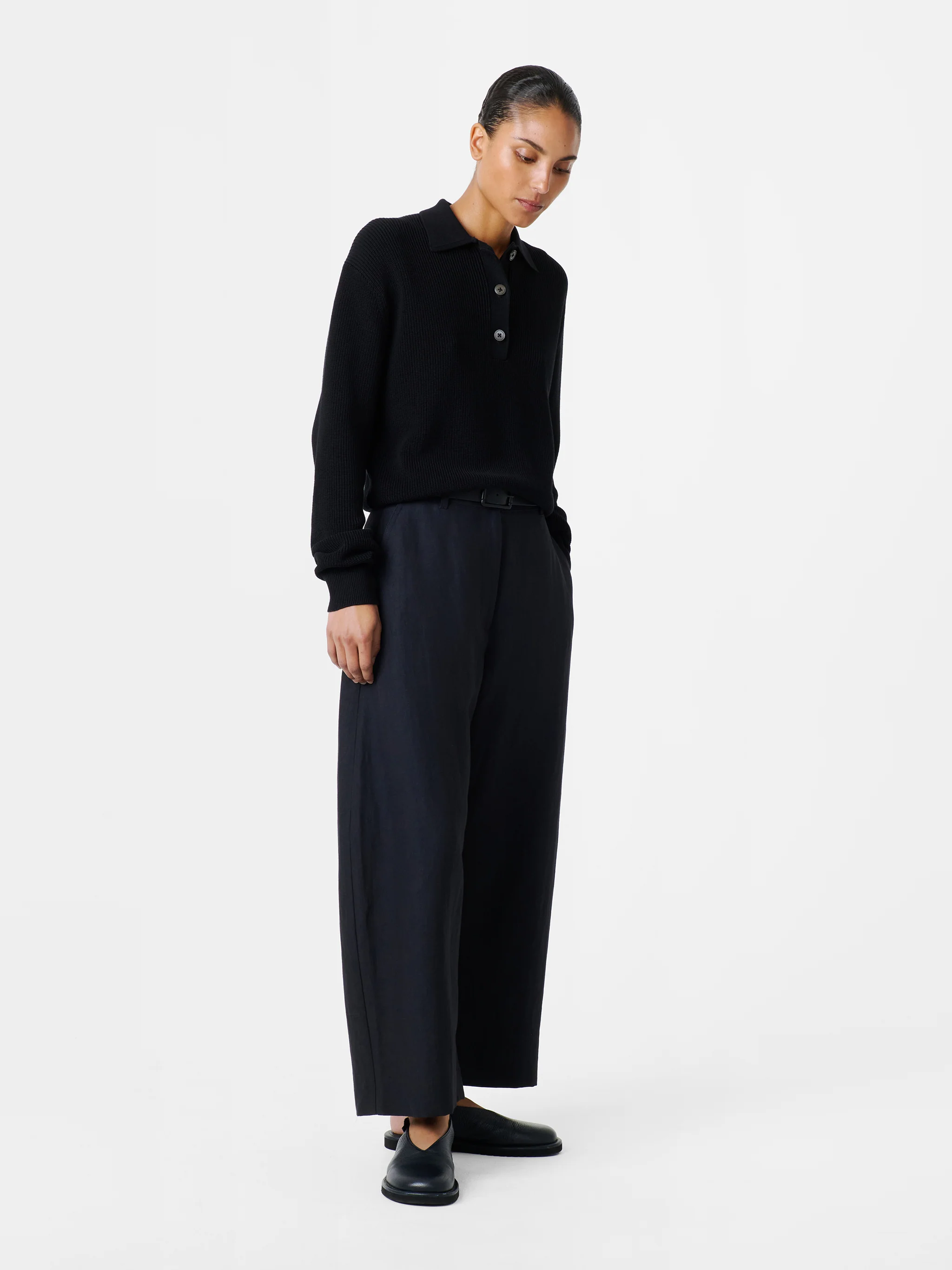 Chalco Linen Blend Pant in Darkest Navy - Image 3