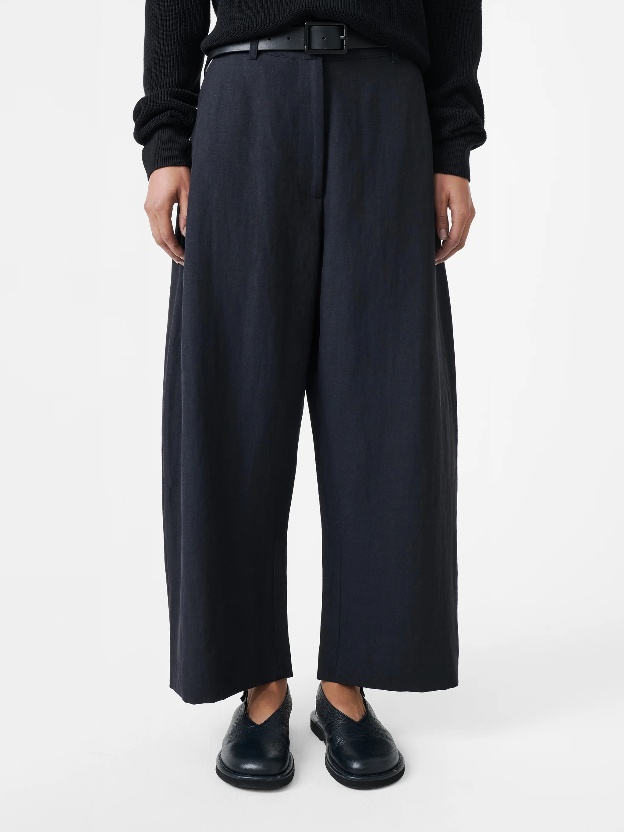 Chalco Linen Blend Pant in Darkest Navy - Image 4