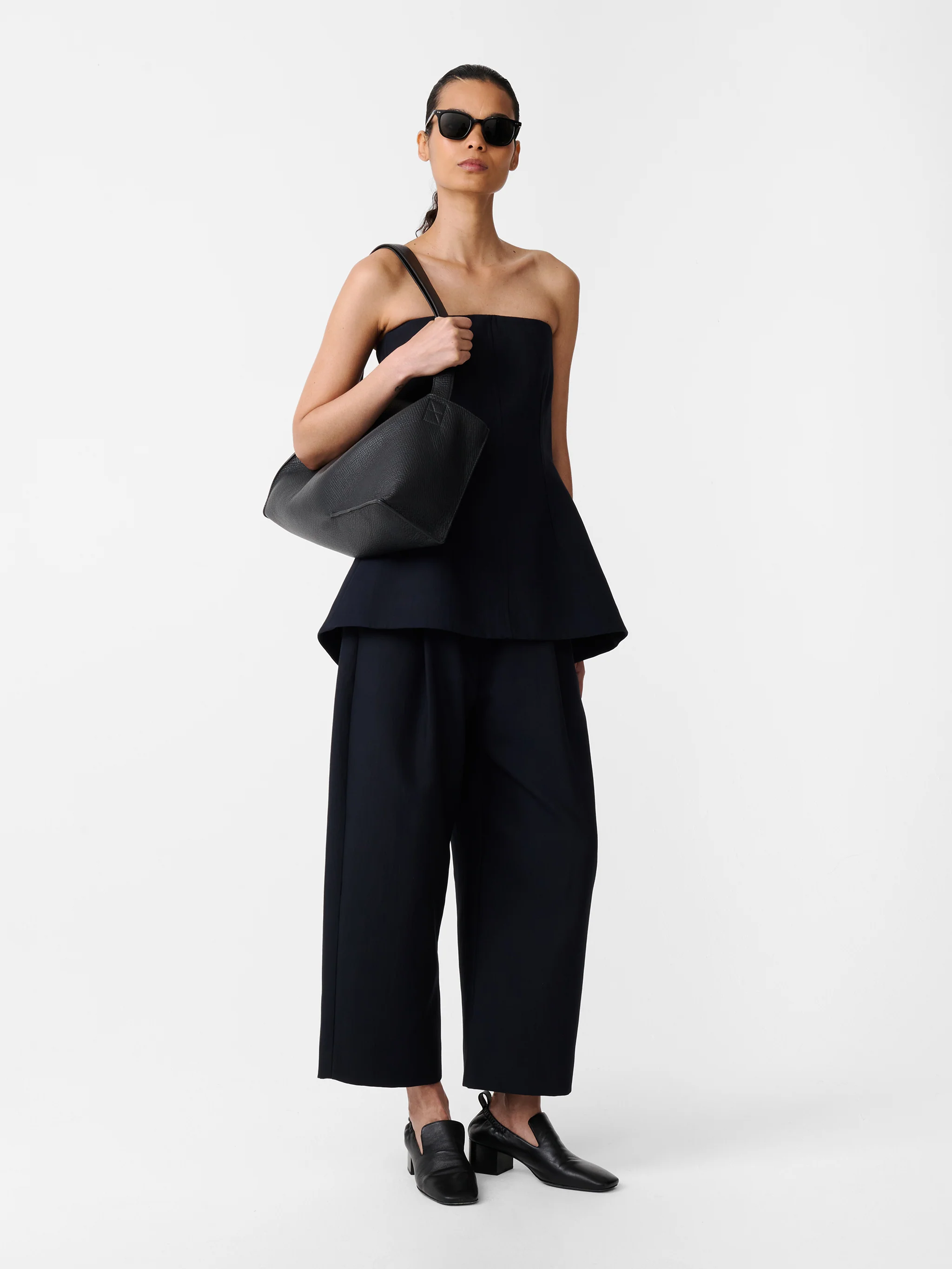 Fellini Pant in Darkest Navy - Image 2