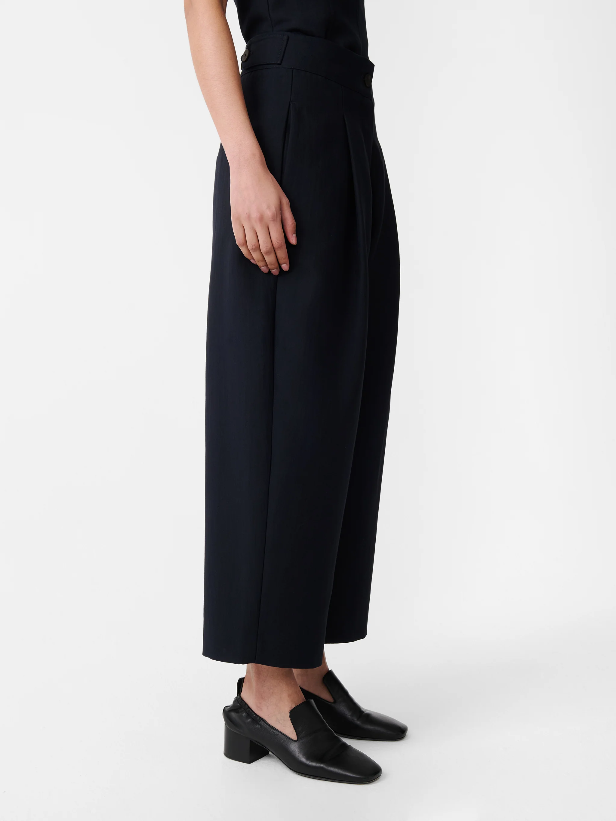 Fellini Pant in Darkest Navy - Image 4