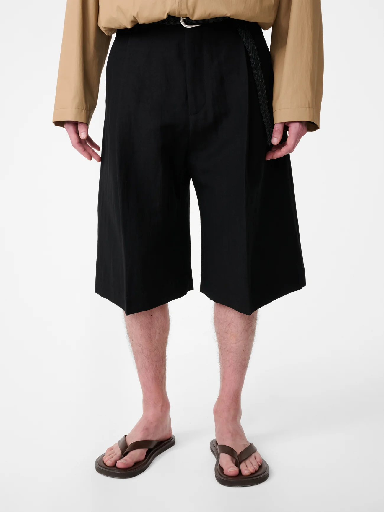 Fowld Linen Short in Black - Image 4
