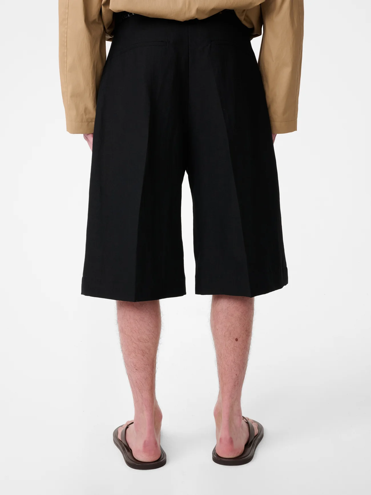 Fowld Linen Short in Black - Image 5