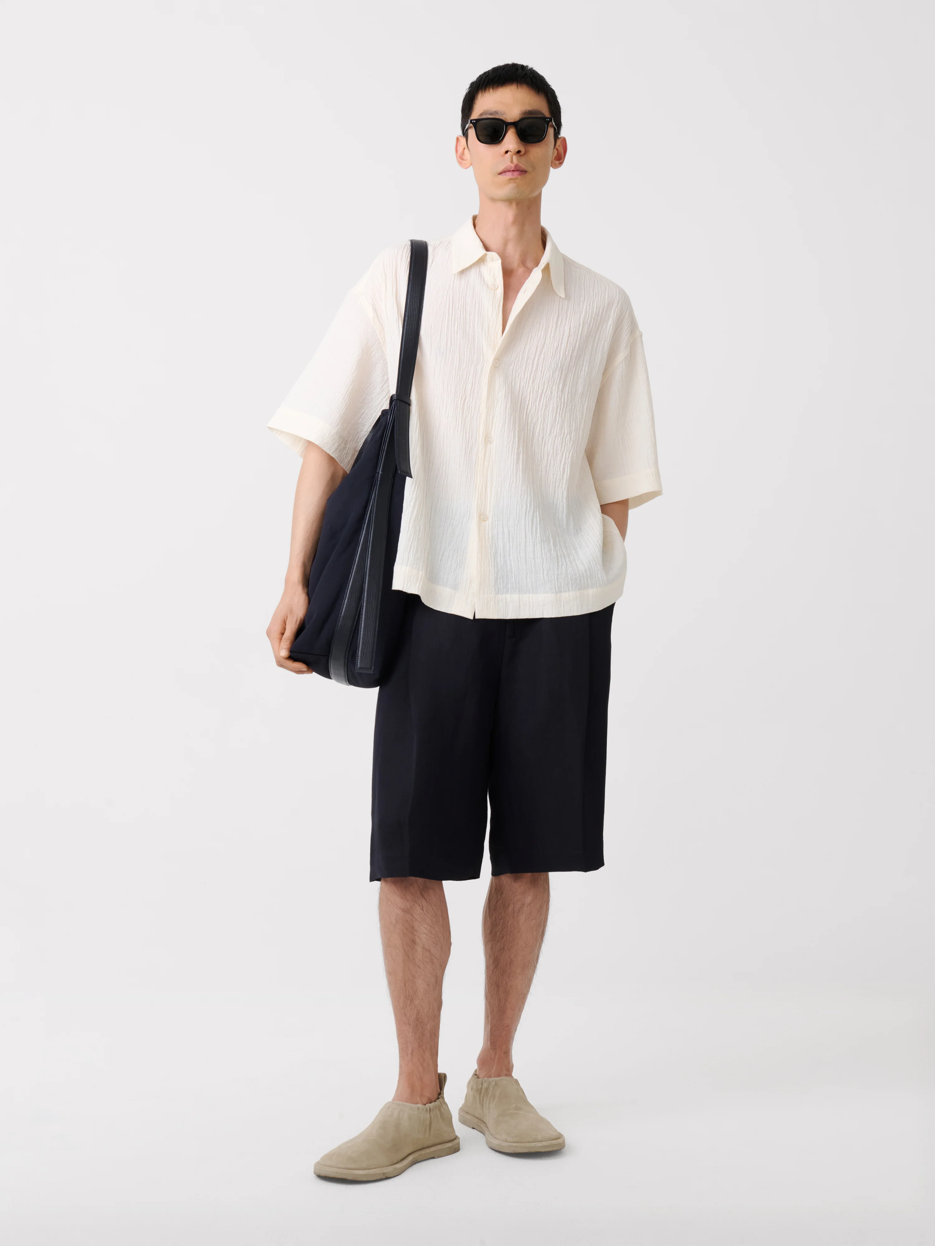 Fowld Linen Short in Darkest Navy