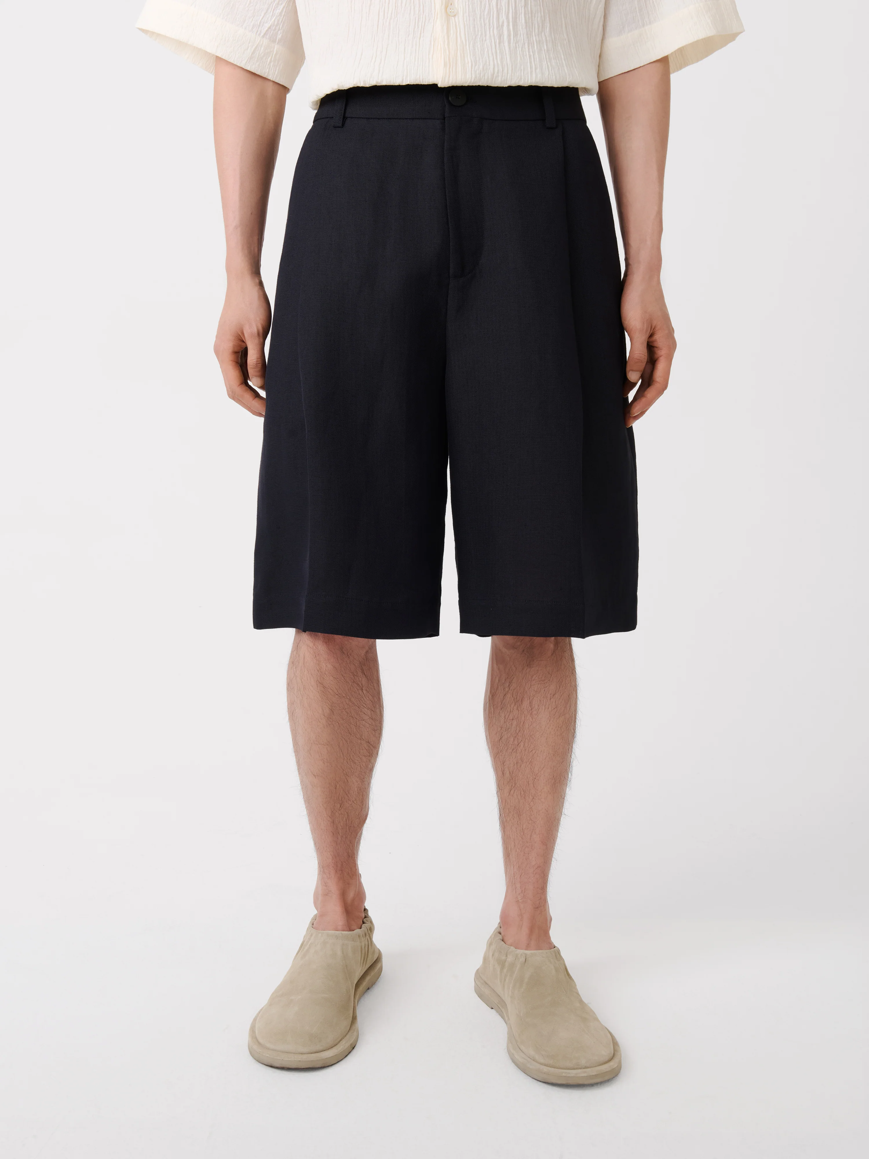 Fowld Linen Short in Darkest Navy - Image 5