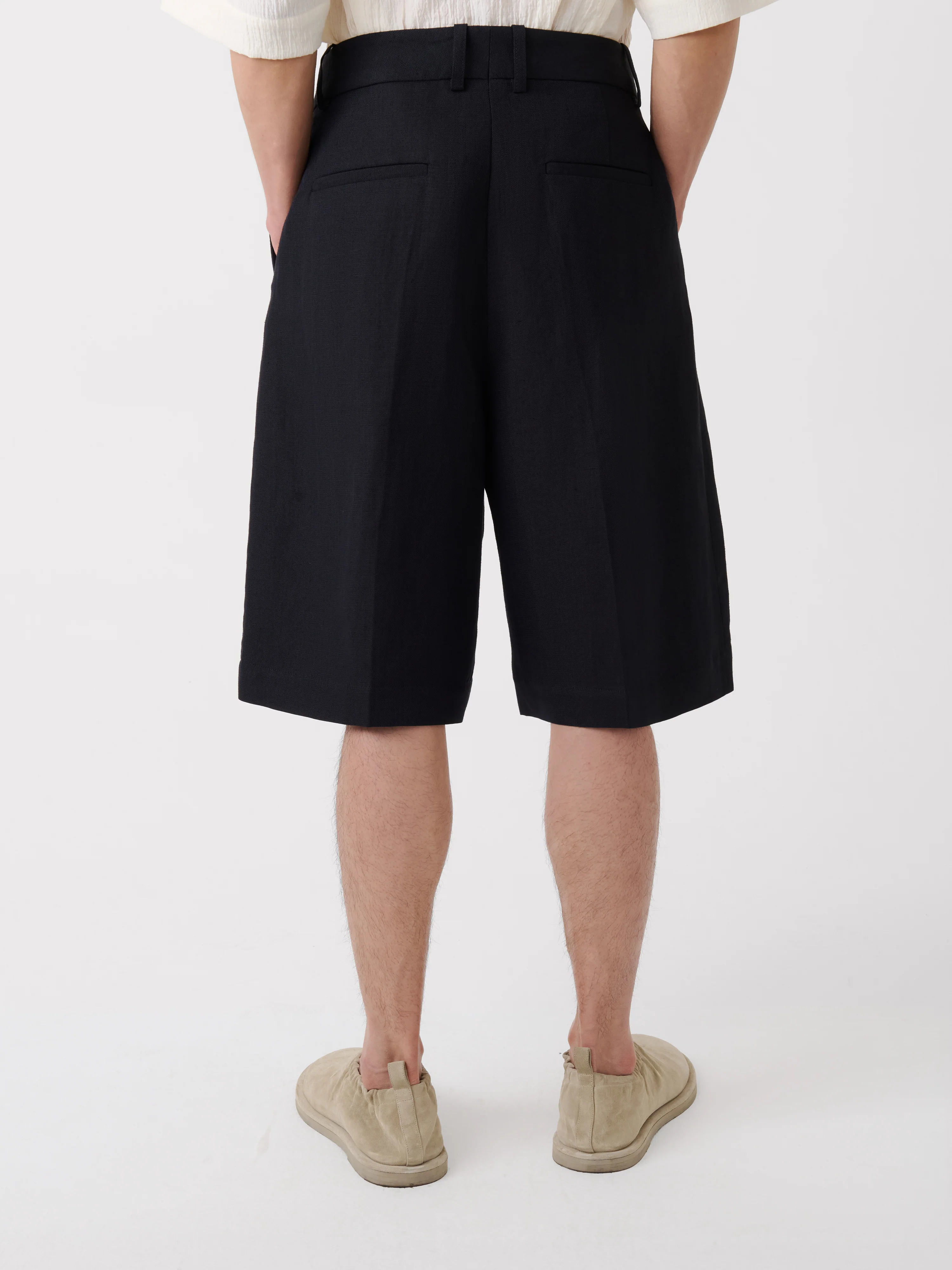 Fowld Linen Short in Darkest Navy - Image 6