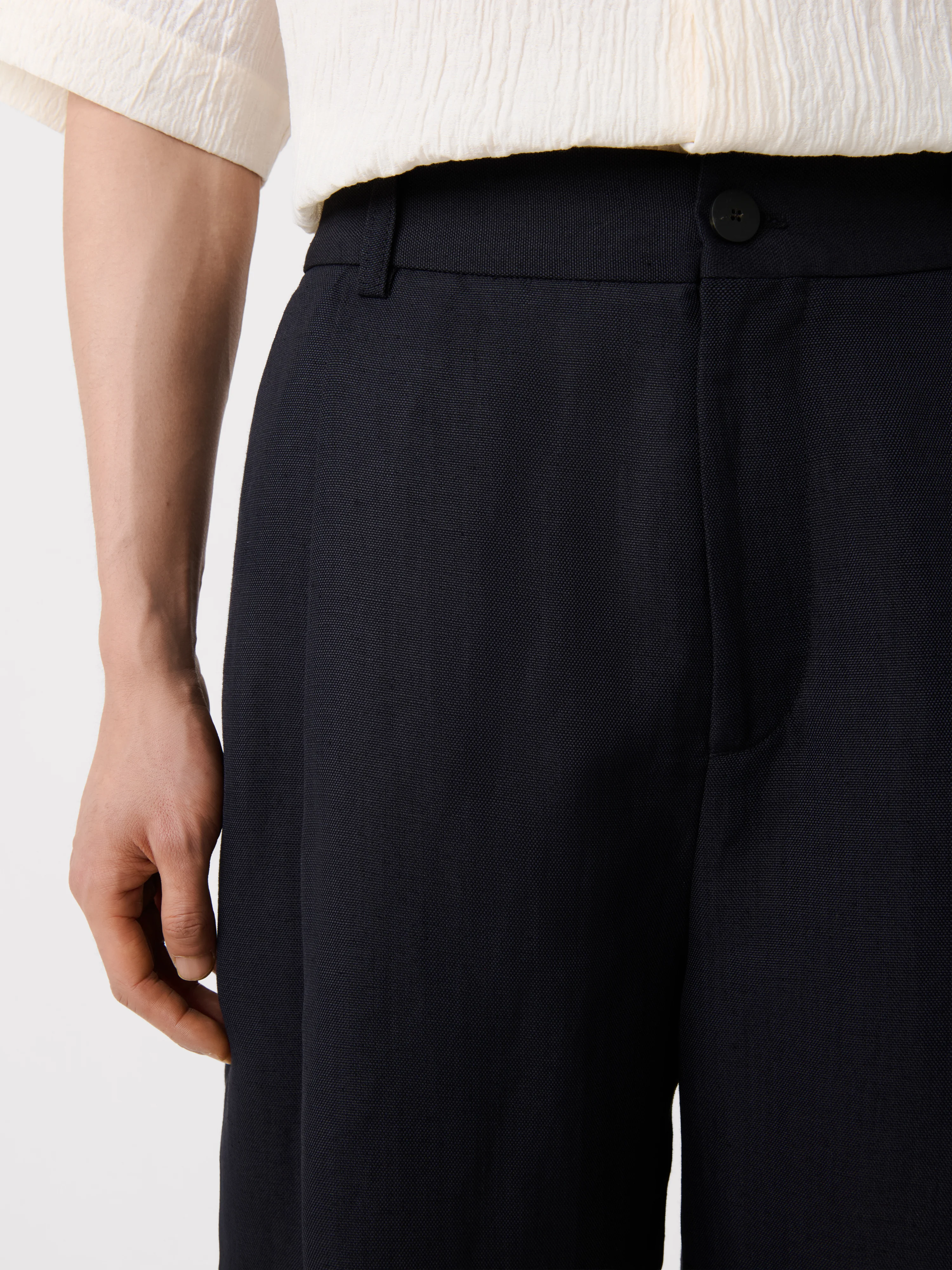 Fowld Linen Short in Darkest Navy - Image 7