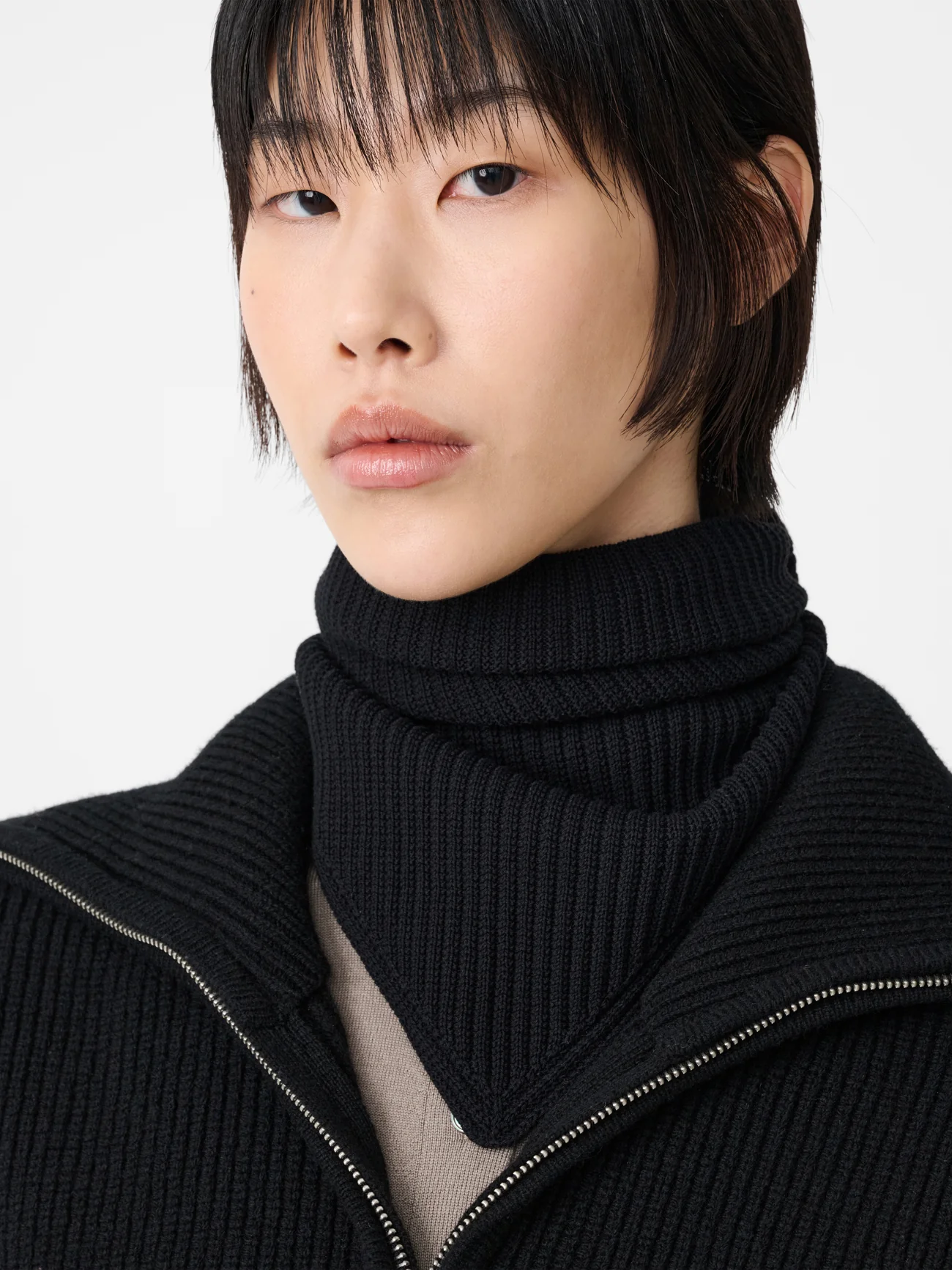 Isos Scarf in Black - Image 4
