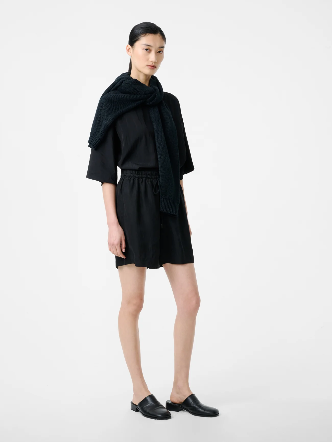 Karya Twill Short in Black - Image 4