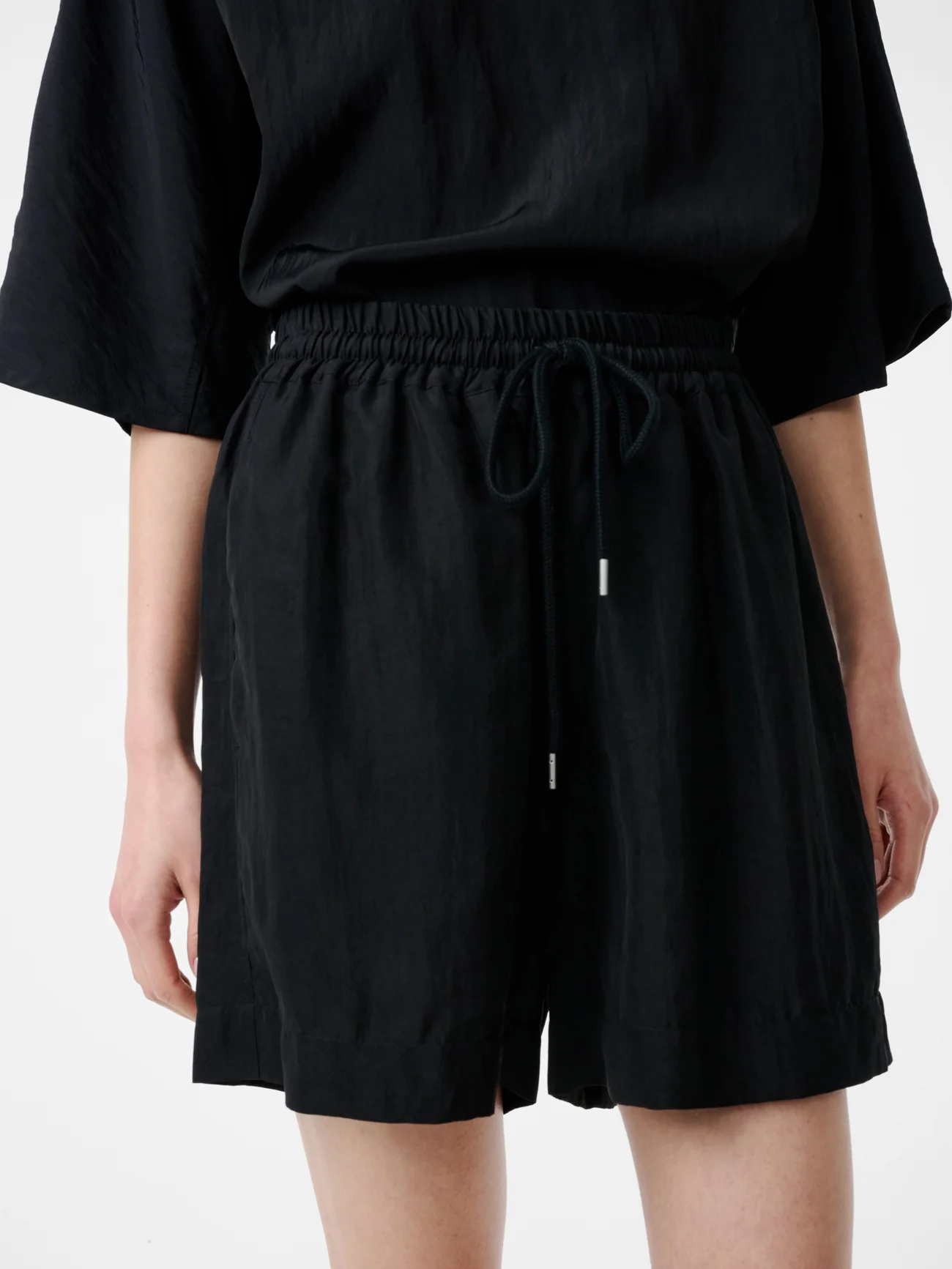 Karya Twill Short in Black - Image 6