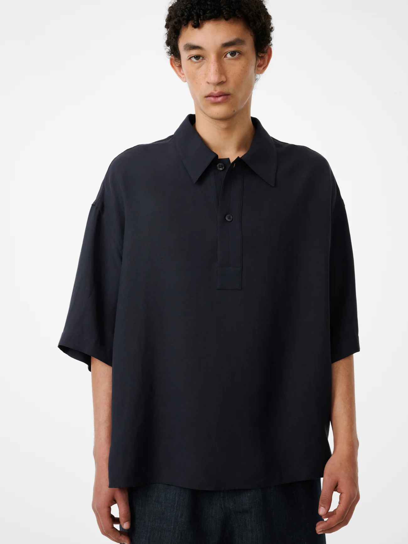 Lemmer Short Sleeve Linen Polo in Darkest Navy - Image 2