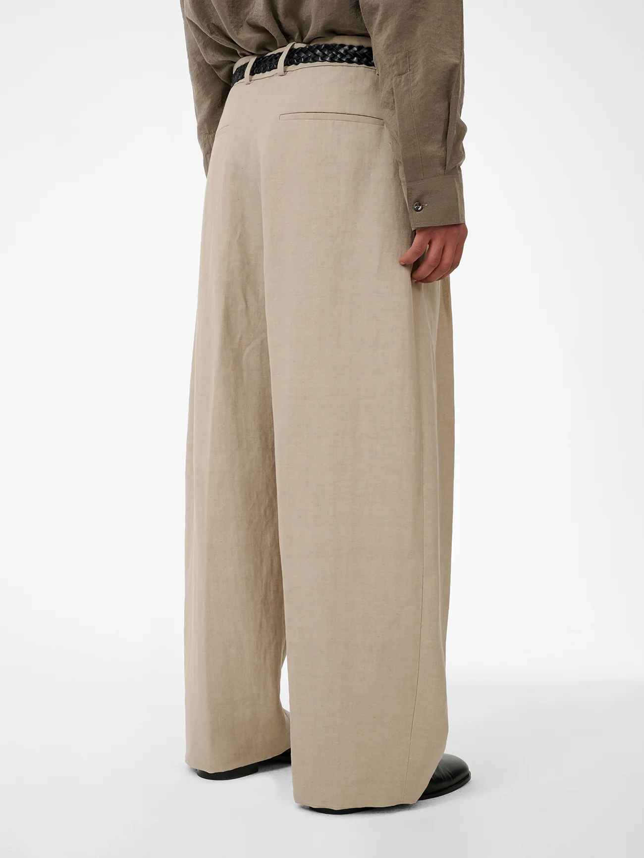 Line Tailored Linen Pant in Sand - Image 7