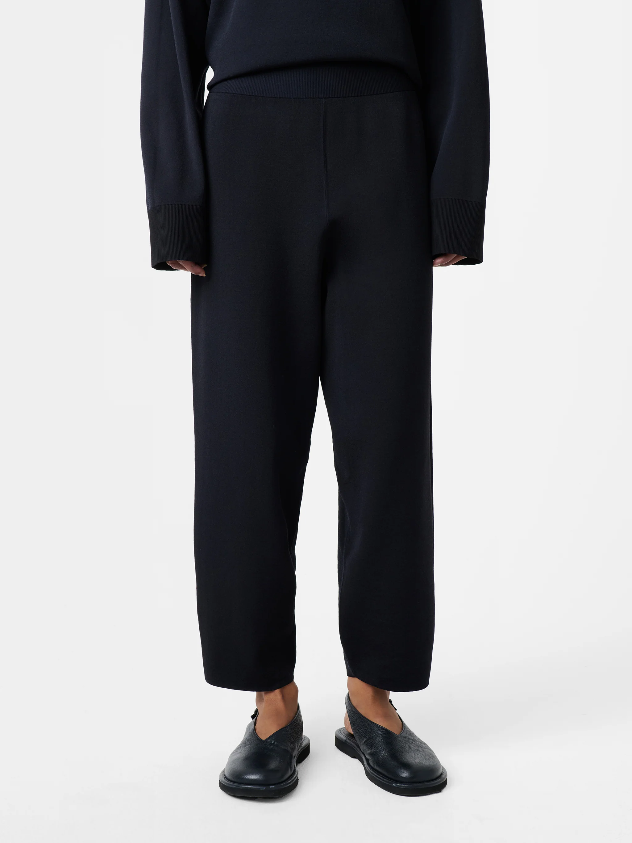 Moura Pant in Darkest Navy - Image 4