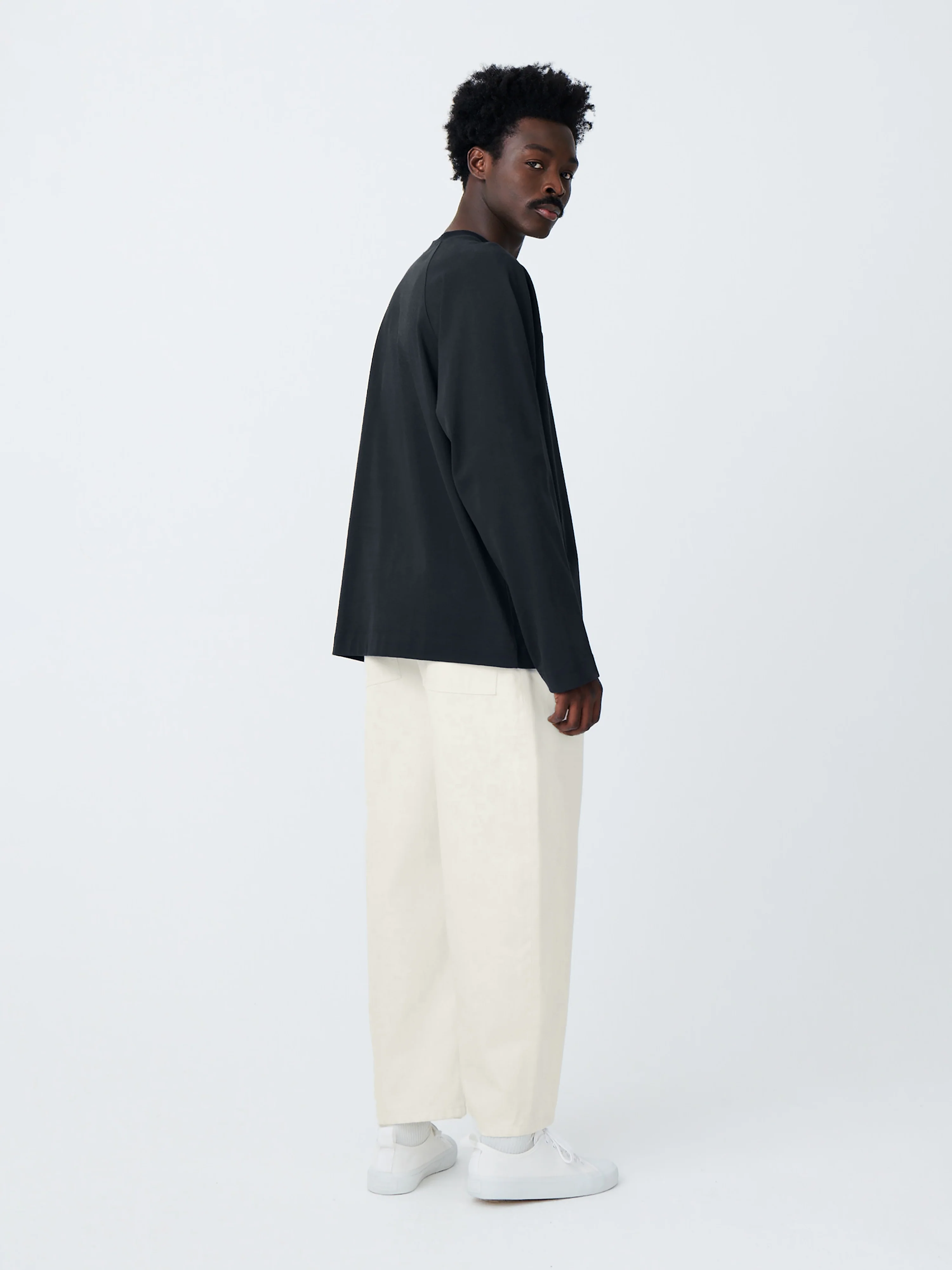 Platt T-Shirt in Darkest Navy - Image 4