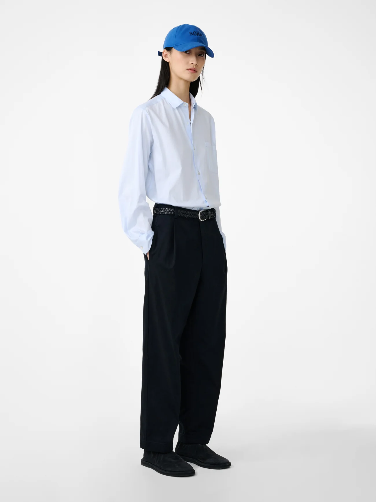 SN x PERFUMER H Cologne Pleated Pant in Dark Navy - Image 4