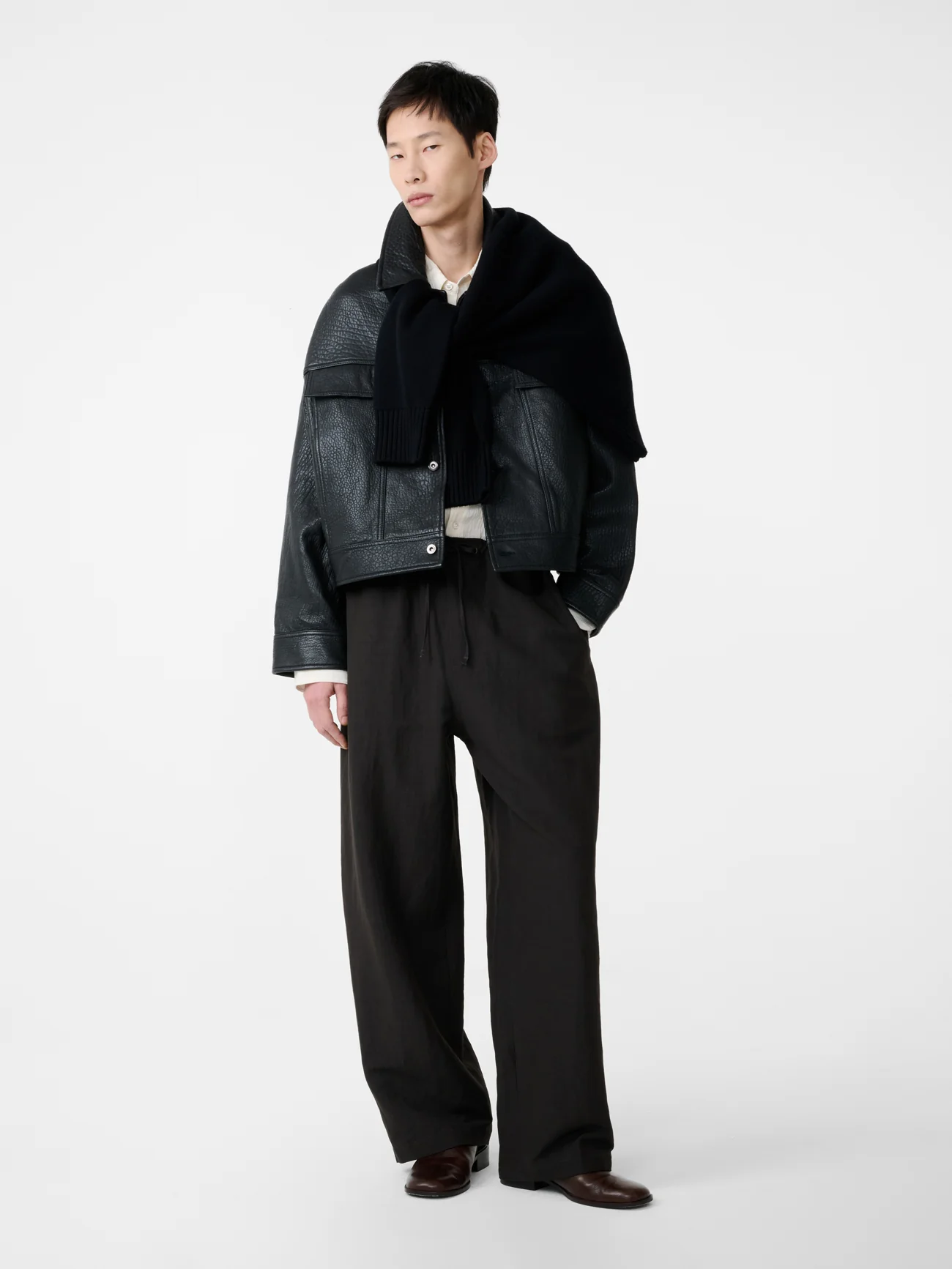 Sonny Drawstring Pant in Coal - Image 3