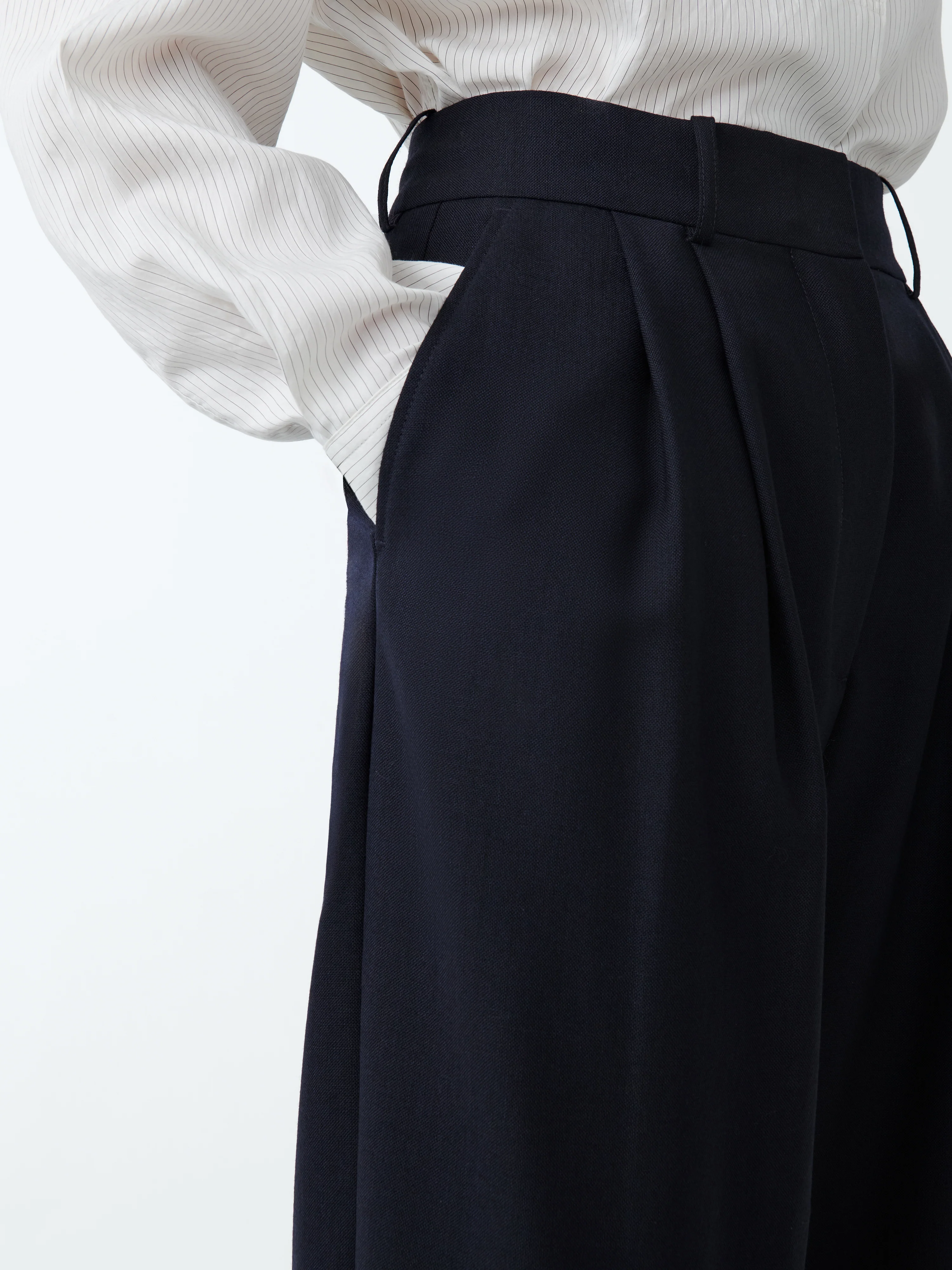 Sperro Tropical Wool Pant in Darkest Navy - Image 5