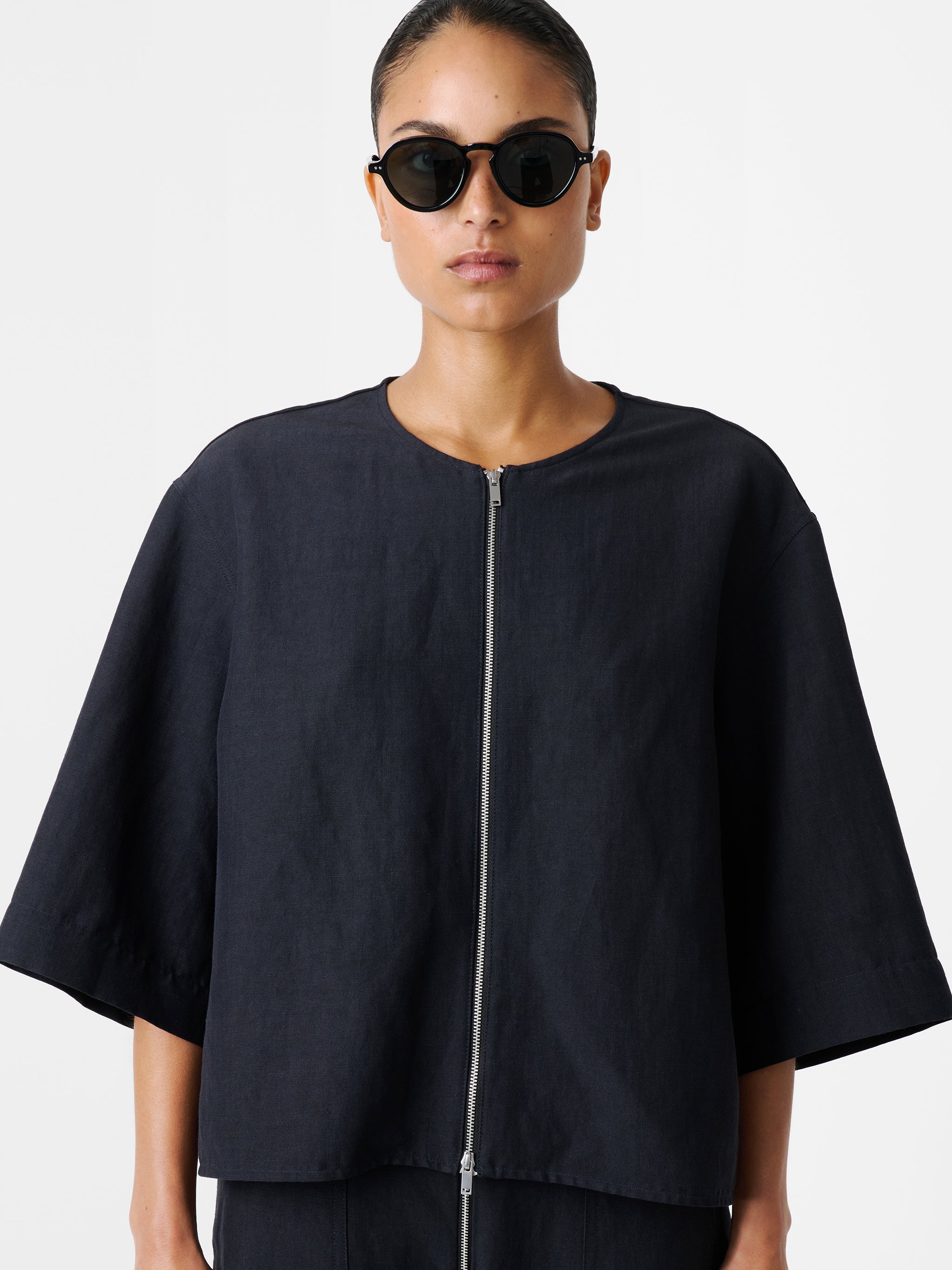 Tuttle Shirt in Darkest Navy - Image 2