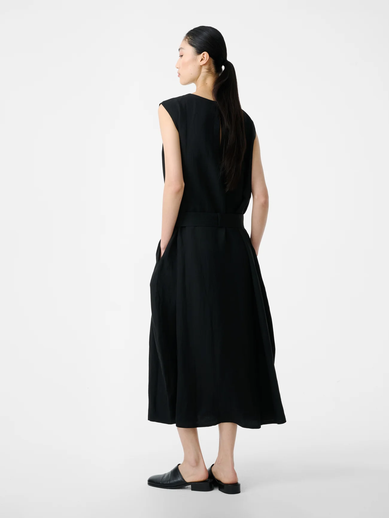 Wold Linen Dress in Black - Image 3
