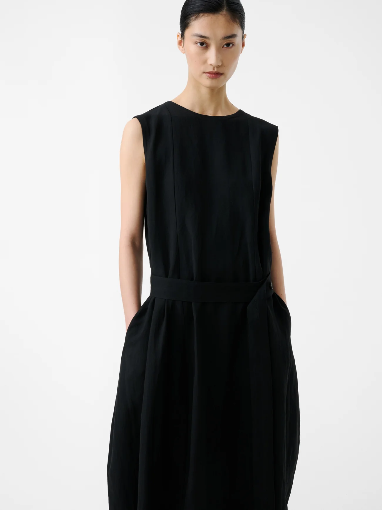 Wold Linen Dress in Black - Image 4